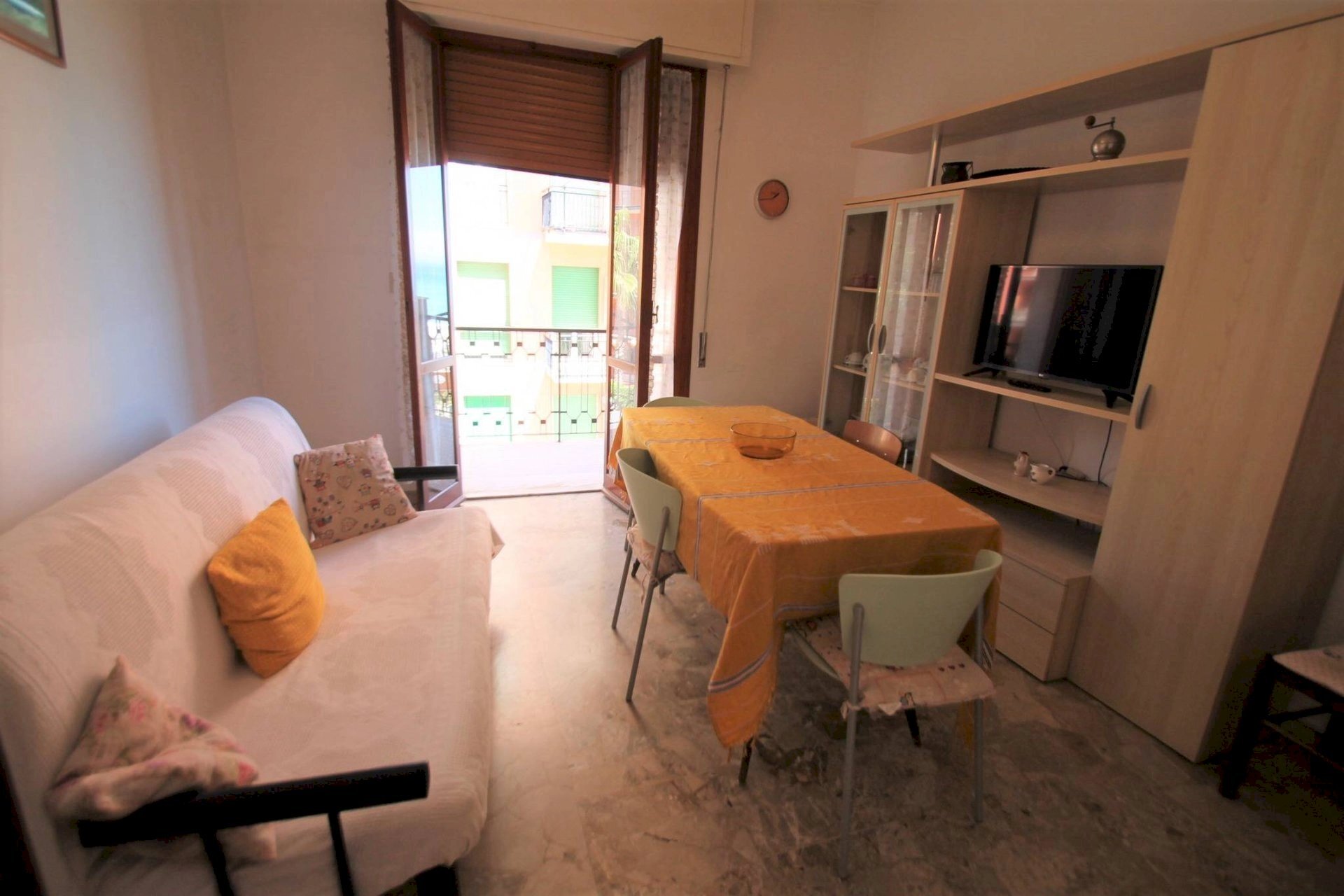 soggiorno con divano letto - Bilocale Corso Europa 14., Borghetto Santo Spirito - foto 3