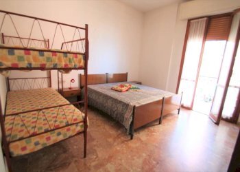 camera matrimoniale con letto a castello - Bilocale Corso Europa 14., Borghetto Santo Spirito - foto 10