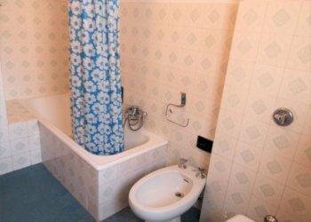 bagno con vasca - Bilocale Corso Europa 14., Borghetto Santo Spirito - foto 13