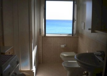 bagno con doccia e finestra - Trilocale Corso Europa 31., Borghetto Santo Spirito - foto 18