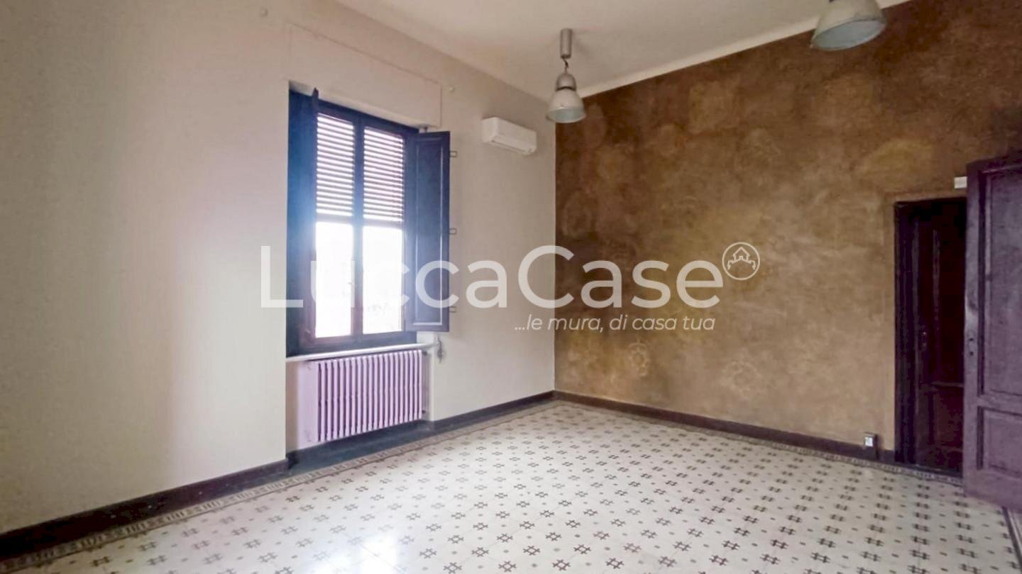 Office Lucca (neighborhood Sant'Anna) - photo 1