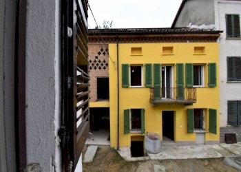 Facciata - Villa a Schiera via Giuseppe Mazzini, Montaldo Scarampi - foto 1