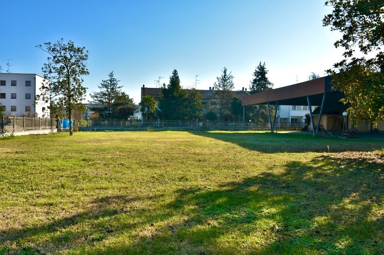 Giardino .jpeg - Capannone Via Guido Rossa, San Pietro in Casale - foto 3