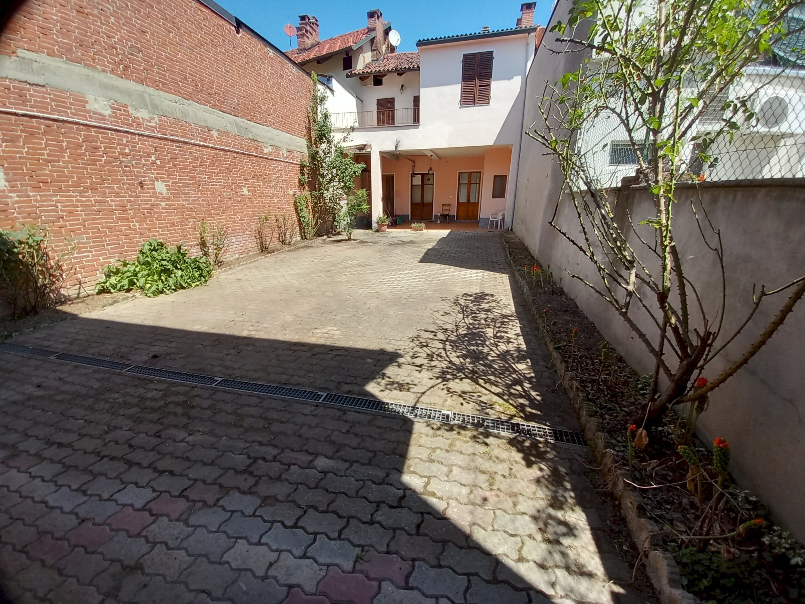 Stable - Palace piazza Dante, Castelnuovo Don Bosco - photo 3