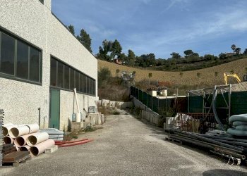 WhatsApp Image 2023-10-31 at 11.27.29 (10).jpeg - Locale Commerciale Castorano - foto 4