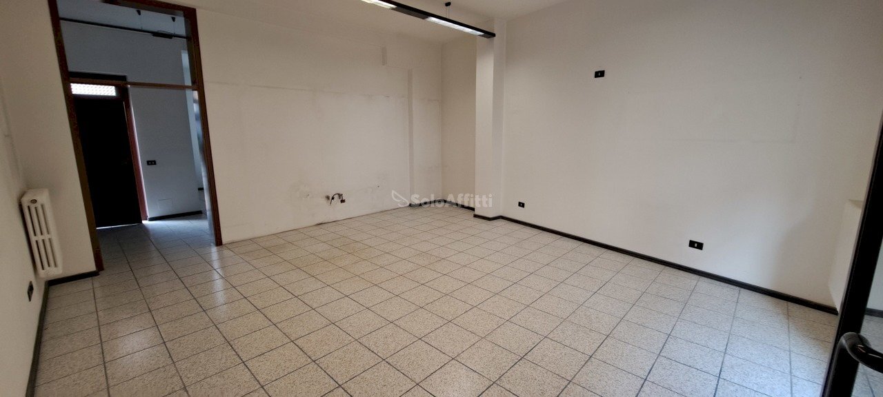 20240730_093504.jpg - Locale Commerciale Corso della Libertà 63/B, Cesano Maderno - foto 2