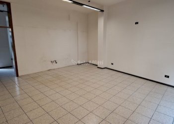 20240730_093504.jpg - Locale Commerciale Corso della Libertà 63/B, Cesano Maderno - foto 2