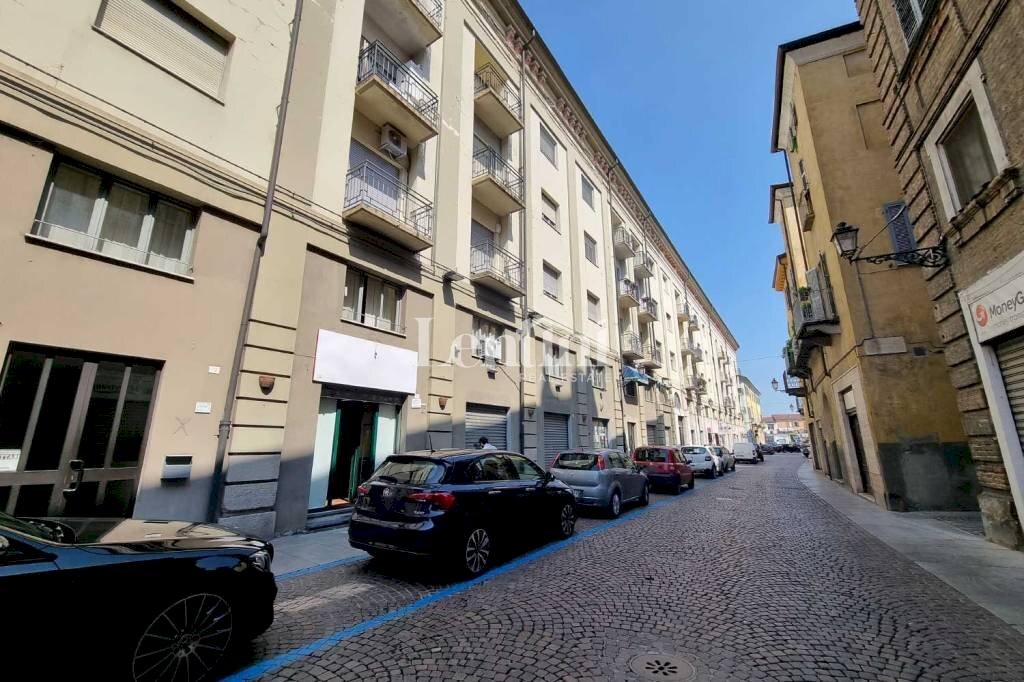 Shop via Giovanni Lanza, 114, Casale Monferrato - photo 1