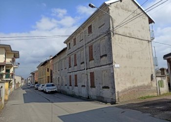 Facciate esterne - Rustico via Beato Gambaro, 1, Cerano - foto 2