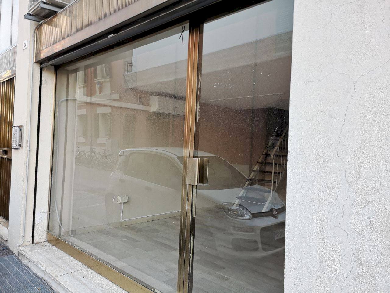 Locale Commerciale Via Matteucci, Ravenna (zona Centro Storico) - foto 1