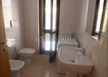 Bagno con lavatrice e doccia - Two-room apartment Macerata - photo 5