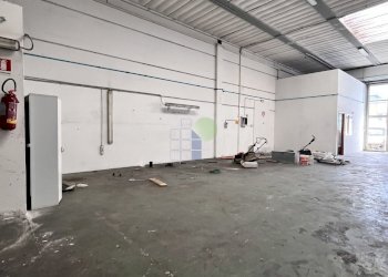 interno capannone - Locale Commerciale Via Razzaguta 32, Livorno - foto 20