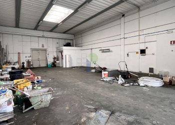 interno capannone - Locale Commerciale Via Razzaguta 32, Livorno - foto 29