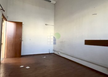 IMG_4191.jpeg - Locale Commerciale Via Razzaguta 32, Livorno - foto 1