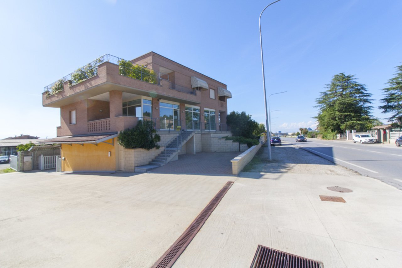 000.JPG - Show room Via Don L. Orione 115, Bra - foto 1