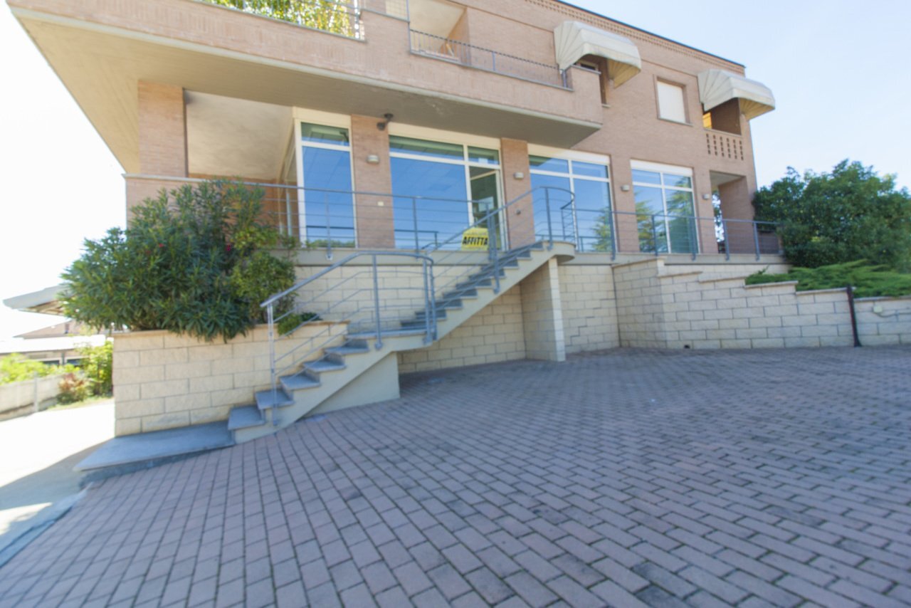 001.JPG - Show room Via Don L. Orione 115, Bra - foto 2