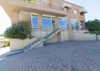 001.JPG - Show room Via Don L. Orione 115, Bra - foto 2