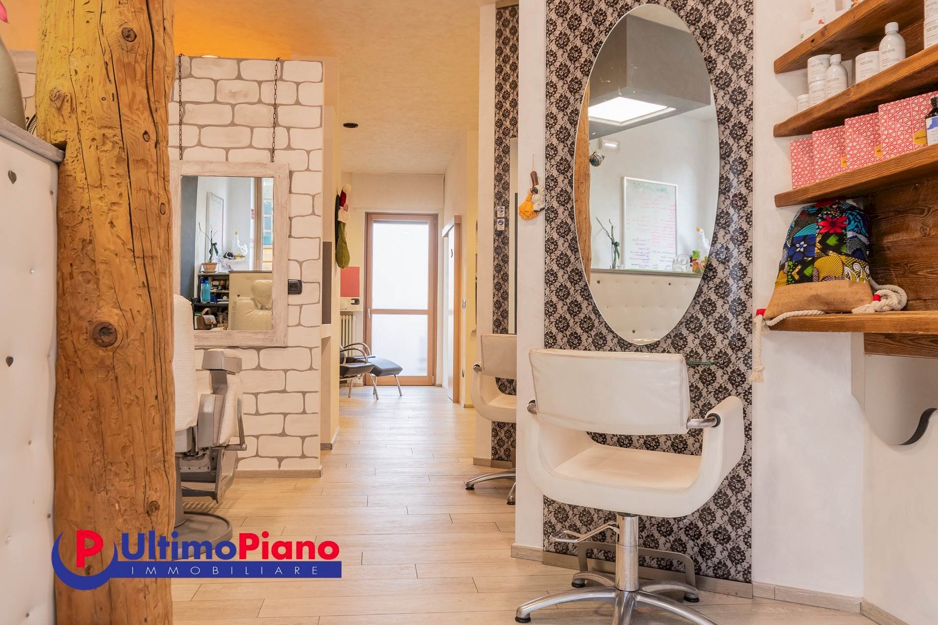 negozio - Shop Via Torre del Lebbroso 23, 23, Aosta - photo 1