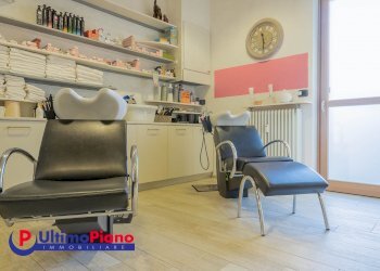 zona shampoo - Shop Via Torre del Lebbroso 23, 23, Aosta - photo 12