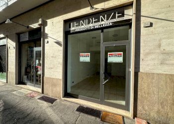 vetrina - Shop via Vincenzo Virginio, Pinerolo - photo 1