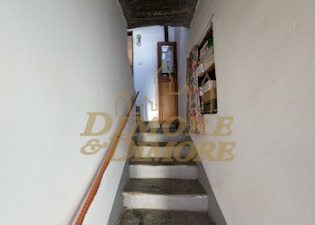 Scala che accede zona notte.jpg - Villa via Nazionale 41, Vogogna - photo 9