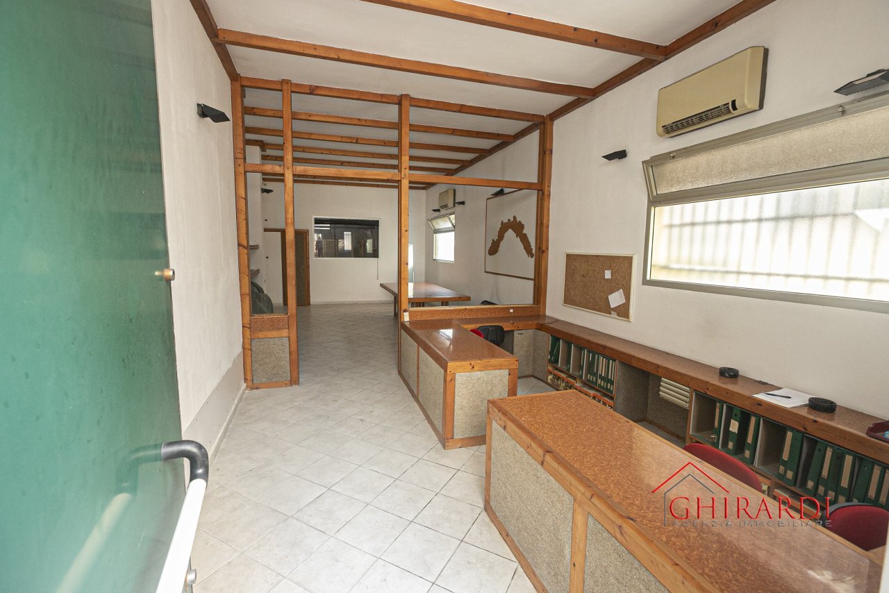 1.0 ingresso.jpg - Warehouse VIA ANDREA DEL SARTO 46R, Genova - photo 2