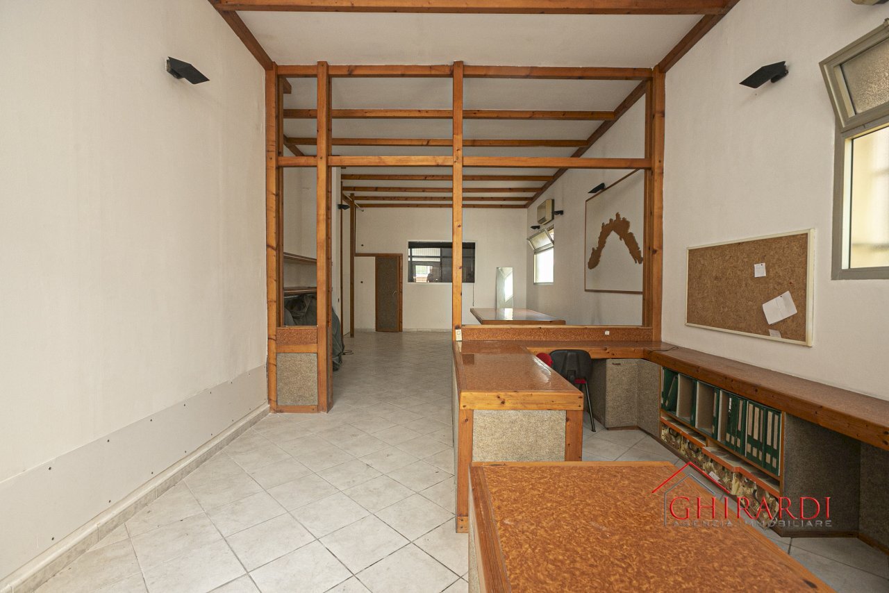 1.1 locale 1.jpg - Warehouse VIA ANDREA DEL SARTO 46R, Genova - photo 3