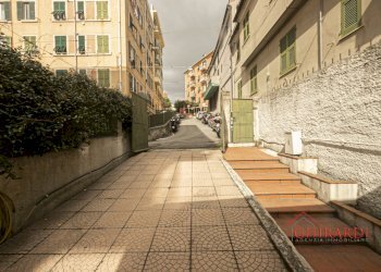8.4 esterno.jpg - Magazzino VIA ANDREA DEL SARTO 46R, Genova - foto 29