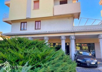 facciata - Bilocale piazza Camillo Sbarbaro, 3, Spotorno - foto 1