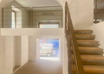 Interno palazzo - Negozio via Pietro Cavallini, Roma - foto 21