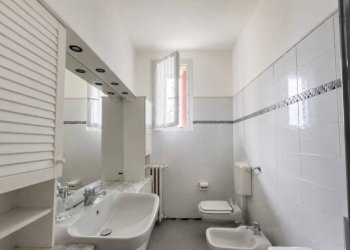 Bagno - Three-room apartment via Carnia, 71, Varese - photo 19