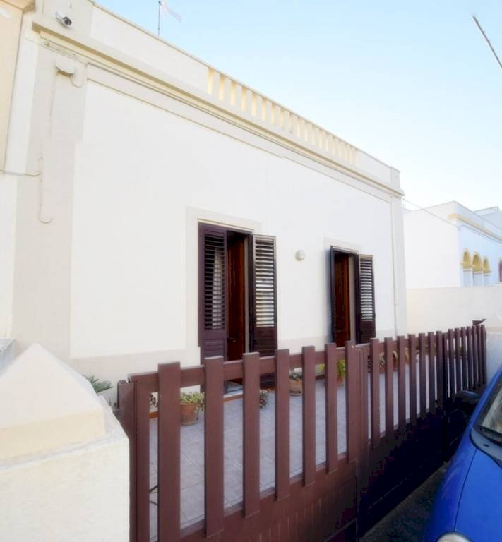 Facciata - Casa indipendente via Enrico Toti, 27, Gagliano del Capo - foto 2