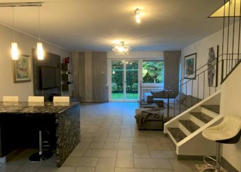 Soggiorno - Appartamento viale Padre Gian Battista Aguggiari, Varese - foto 7