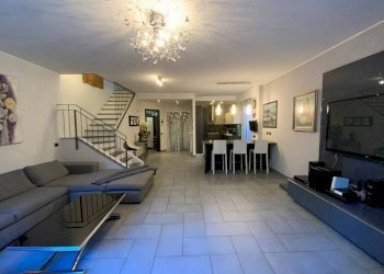 Soggiorno - Appartamento viale Padre Gian Battista Aguggiari, Varese - foto 14