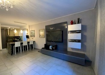 Soggiorno - Appartamento viale Padre Gian Battista Aguggiari, Varese - foto 15