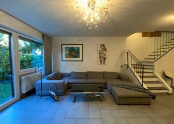 Soggiorno - Appartamento viale Padre Gian Battista Aguggiari, Varese - foto 16