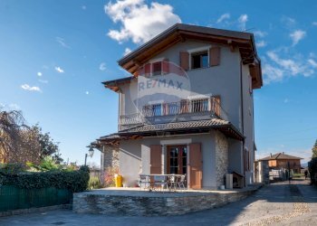 Villa Unifamiliare Via Duca degli Abruzzi, Varese (zona Calcinate del Pesce) - foto 1