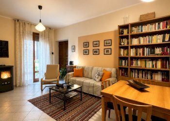 sala con stufa - Casa semi indipendente Aulla - foto 1