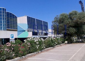 PARCHEGGI E VISTA FRONTALE CAPANNONE - Capannone SS, Olbia - foto 2