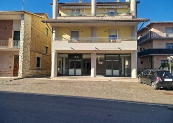 facciata - Locale Commerciale Via Assisi 47, Perugia - foto 4