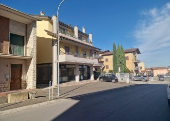 facciata - Locale Commerciale Via Assisi 47, Perugia - foto 11