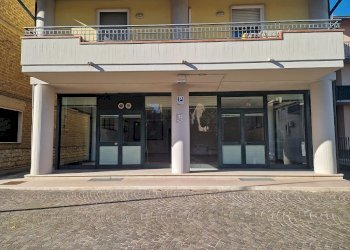 facciata - Locale Commerciale Via Assisi 47, Perugia - foto 22