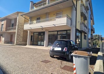 facciata - Locale Commerciale Via Assisi 47, Perugia - foto 23