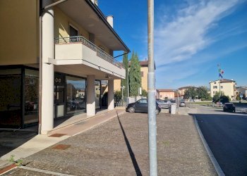 facciata - Locale Commerciale Via Assisi 47, Perugia - foto 25