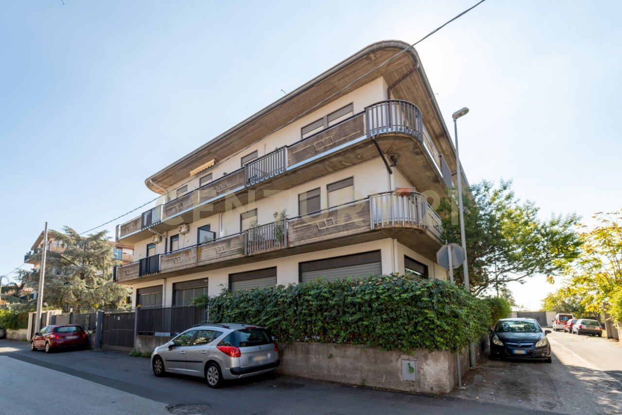 Via Tindari 35 DEPOSITO (1).jpg - Locale Commerciale Via Tindari 35, Misterbianco - foto 1