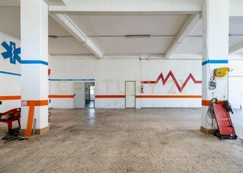 Via Tindari 35 DEPOSITO (7).jpg - Locale Commerciale Via Tindari 35, Misterbianco - foto 7