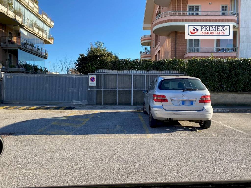 VISTA ESTERNO - Magazzino via Pericle Fazzini, Roma - foto 2