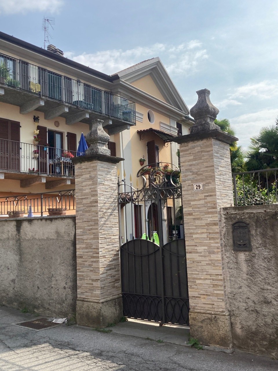 Ingresso contesto condominiale - Quadrilocale via Corrado e Giulio Venini 29, Porlezza - foto 3