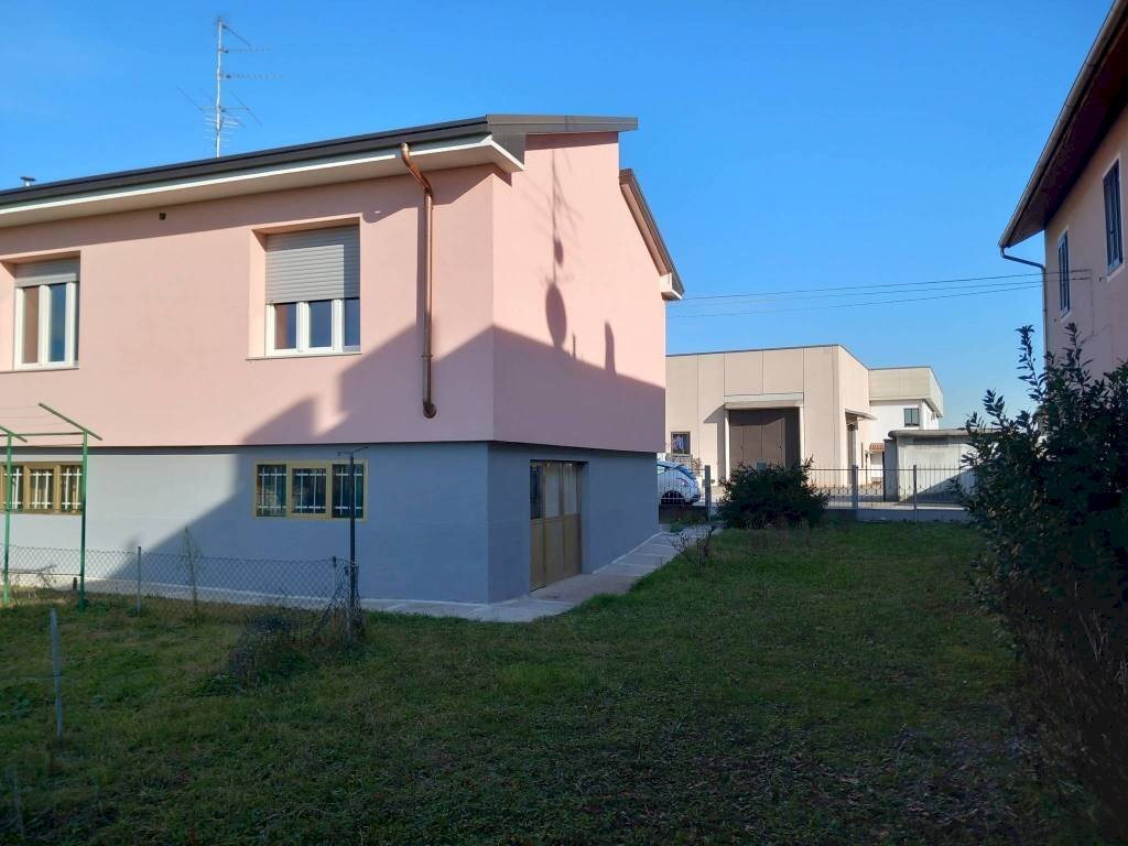 Villa strada Oleggio, 15, Novara (zona Pernate) - foto 2