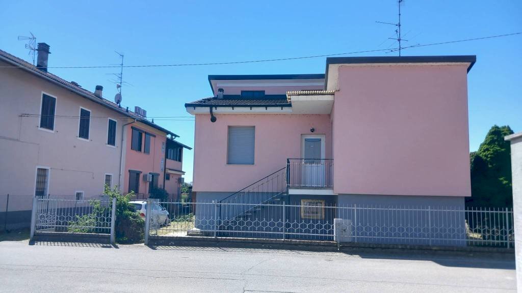 Facciata - Villa strada Oleggio, 15, Novara (zona Pernate) - foto 2